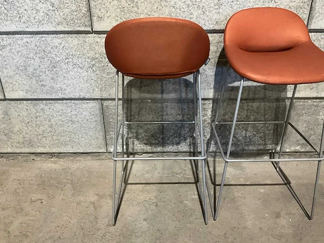 Artifort - beso - gestoffeerde barkruk met rugleuning (2x) - afbeelding 5 van  6