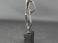 Artihove bronzen sculptuur op marmeren basement - afbeelding 1 van  5