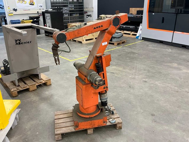 Asea industriële robot - afbeelding 1 van  4