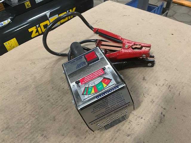 Associated 6092 battery tester - afbeelding 1 van  5