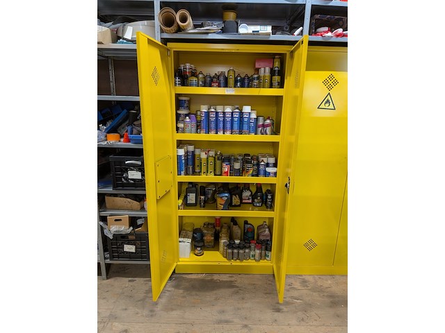 Assortiment auto vloeistoffen en reinigingsmiddelen - afbeelding 1 van  31