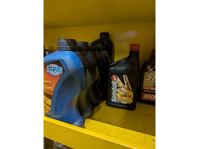 Assortiment auto vloeistoffen en reinigingsmiddelen - afbeelding 17 van  31