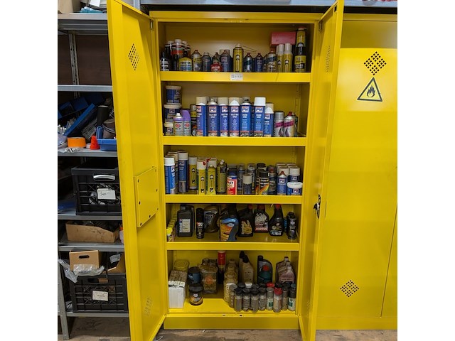 Assortiment auto vloeistoffen en reinigingsmiddelen - afbeelding 12 van  31