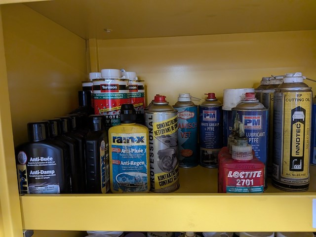 Assortiment auto vloeistoffen en reinigingsmiddelen - afbeelding 23 van  31