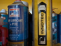 Assortiment auto vloeistoffen en reinigingsmiddelen - afbeelding 29 van  31