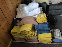 Assortiment badkleding en handdoeken - afbeelding 2 van  4