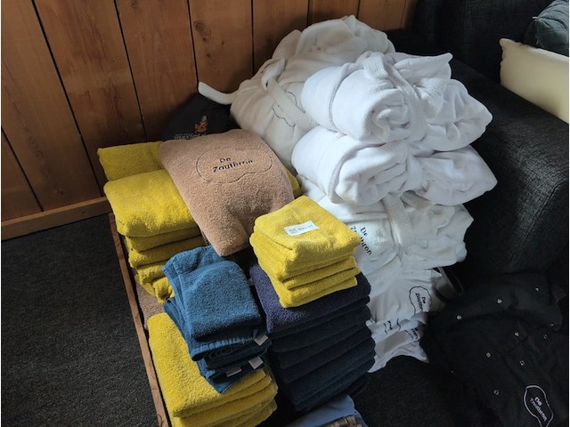 Assortiment badkleding en handdoeken - afbeelding 3 van  4