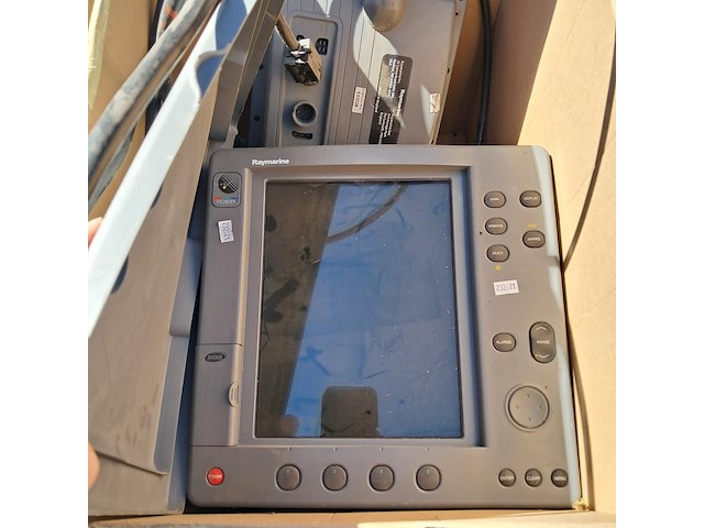 Assortiment boot navigatie benodigdheden en onderdelen o.a. raytheon, autohelm, garmin - afbeelding 6 van  26