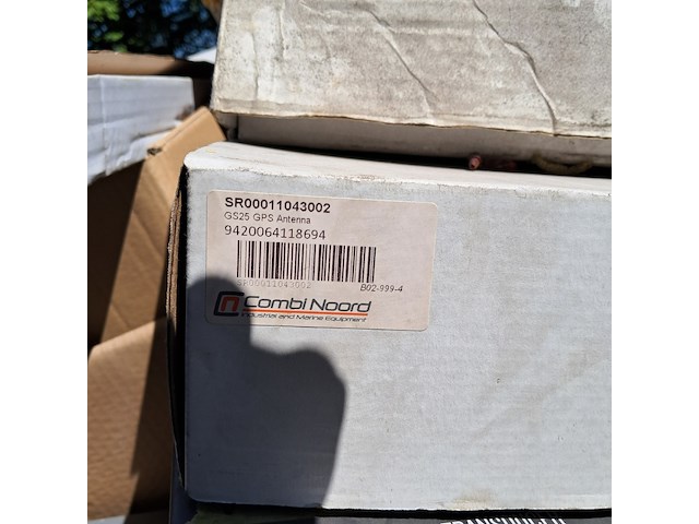 Assortiment boot navigatie benodigdheden en onderdelen o.a. raytheon, autohelm, garmin - afbeelding 16 van  26