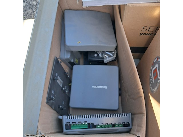 Assortiment boot navigatie benodigdheden en onderdelen o.a. raytheon, autohelm, garmin - afbeelding 18 van  26