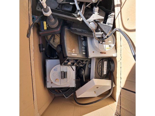 Assortiment boot navigatie benodigdheden en onderdelen o.a. raytheon, autohelm, garmin - afbeelding 22 van  26