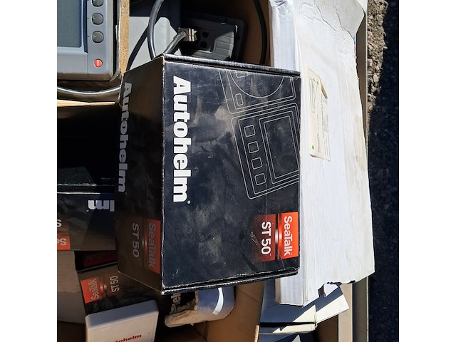Assortiment boot navigatie benodigdheden en onderdelen o.a. raytheon, autohelm, garmin - afbeelding 26 van  26