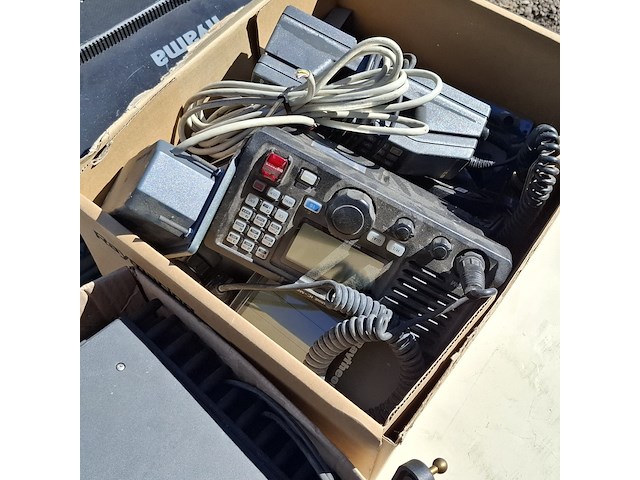 Assortiment boot navigatie en communicatie benodigdheden en onderdelen o.a. raymarine, raytheon - afbeelding 5 van  25