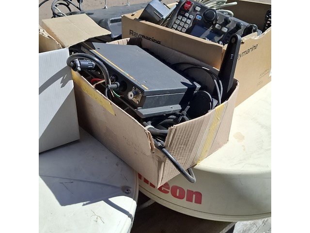 Assortiment boot navigatie en communicatie benodigdheden en onderdelen o.a. raymarine, raytheon - afbeelding 10 van  25