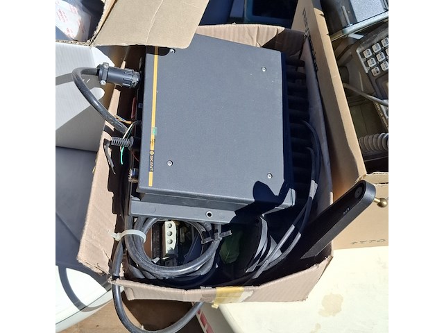 Assortiment boot navigatie en communicatie benodigdheden en onderdelen o.a. raymarine, raytheon - afbeelding 11 van  25
