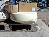 Assortiment boot navigatie en communicatie benodigdheden en onderdelen o.a. raymarine, raytheon - afbeelding 16 van  25