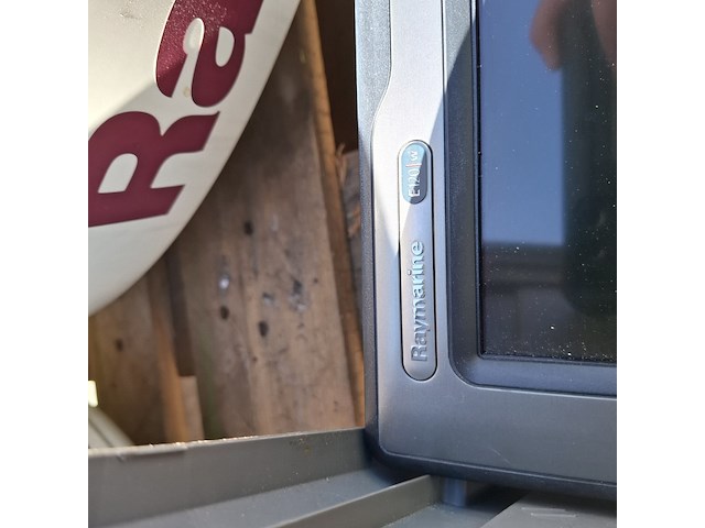 Assortiment boot navigatie en communicatie benodigdheden en onderdelen o.a. raymarine, raytheon - afbeelding 21 van  25