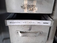 Assortiment boren en ruimers in werkplaatskast - afbeelding 2 van  43