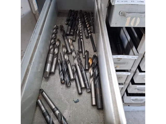 Assortiment boren en ruimers in werkplaatskast - afbeelding 3 van  43
