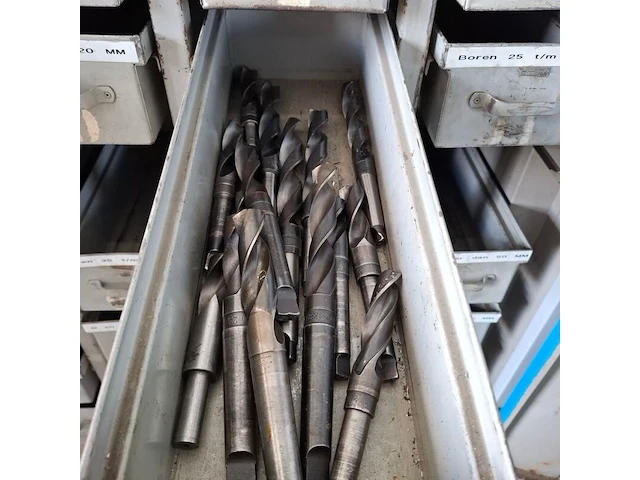 Assortiment boren en ruimers in werkplaatskast - afbeelding 7 van  43