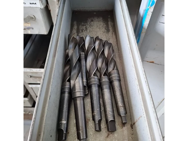 Assortiment boren en ruimers in werkplaatskast - afbeelding 9 van  43