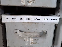 Assortiment boren en ruimers in werkplaatskast - afbeelding 21 van  43