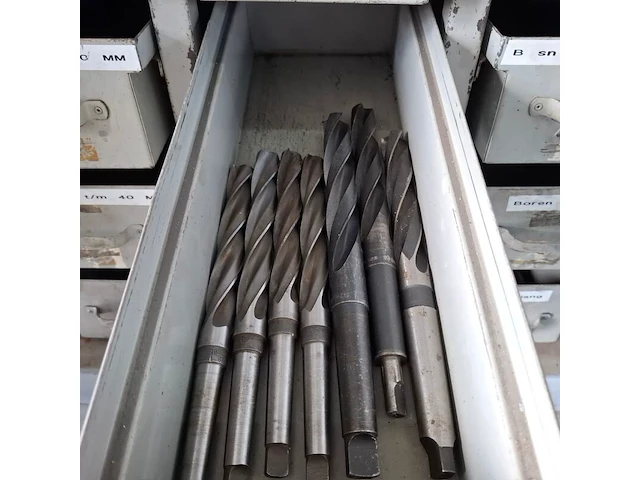 Assortiment boren en ruimers in werkplaatskast - afbeelding 22 van  43