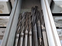 Assortiment boren en ruimers in werkplaatskast - afbeelding 22 van  43