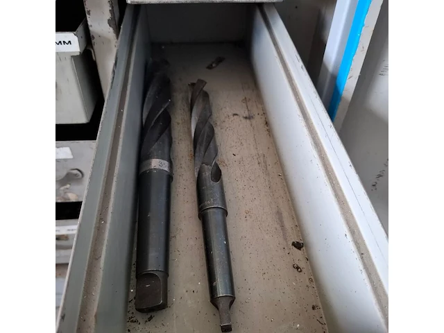 Assortiment boren en ruimers in werkplaatskast - afbeelding 25 van  43