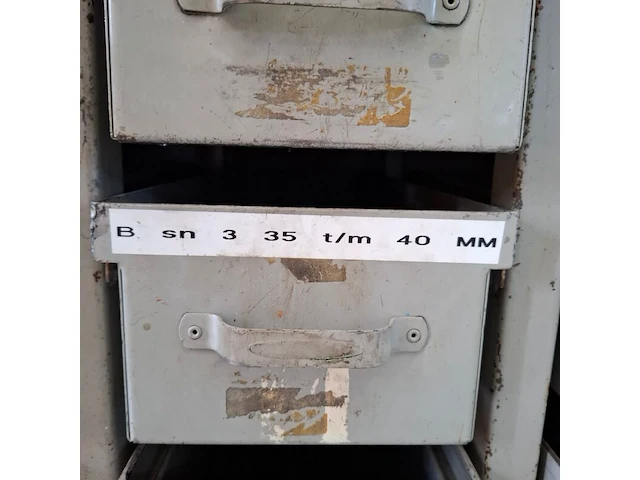 Assortiment boren en ruimers in werkplaatskast - afbeelding 28 van  43