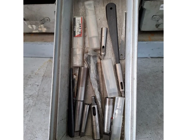 Assortiment boren en ruimers in werkplaatskast - afbeelding 30 van  43