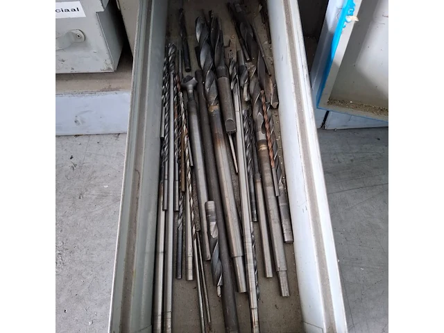 Assortiment boren en ruimers in werkplaatskast - afbeelding 32 van  43