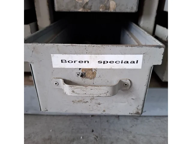 Assortiment boren en ruimers in werkplaatskast - afbeelding 33 van  43