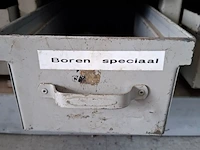 Assortiment boren en ruimers in werkplaatskast - afbeelding 33 van  43