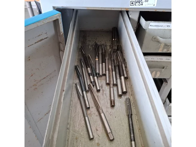 Assortiment boren en ruimers in werkplaatskast - afbeelding 23 van  43