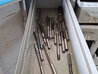 Assortiment boren en ruimers in werkplaatskast - afbeelding 23 van  43