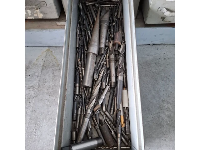 Assortiment boren en ruimers in werkplaatskast - afbeelding 35 van  43
