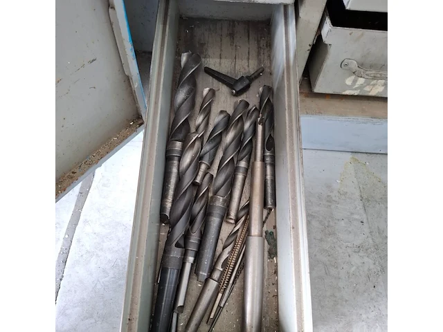 Assortiment boren en ruimers in werkplaatskast - afbeelding 37 van  43