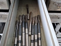 Assortiment boren en ruimers in werkplaatskast - afbeelding 39 van  43