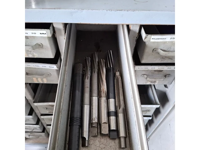 Assortiment boren en ruimers in werkplaatskast - afbeelding 41 van  43