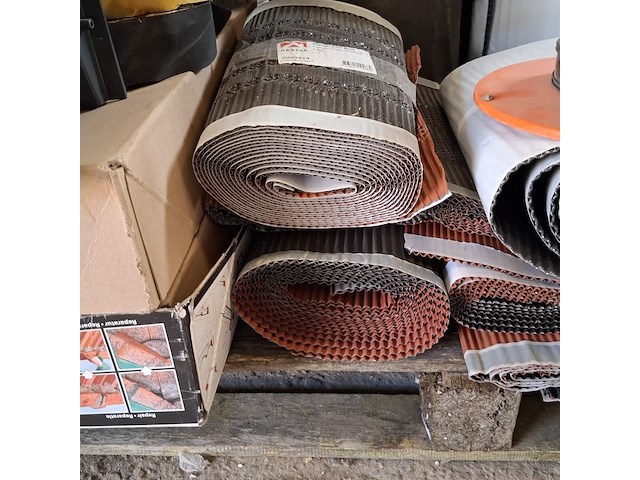 Assortiment bouwbenodigdheden - afbeelding 3 van  19