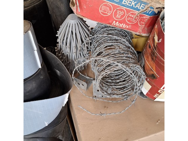 Assortiment bouwbenodigdheden - afbeelding 8 van  19