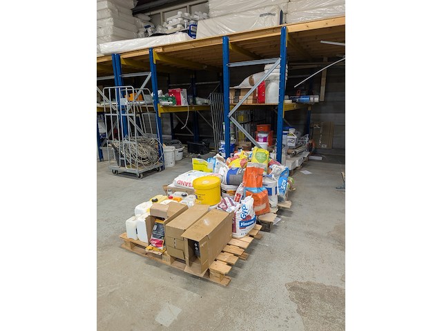 Assortiment bouwbenodigdheden - afbeelding 1 van  76