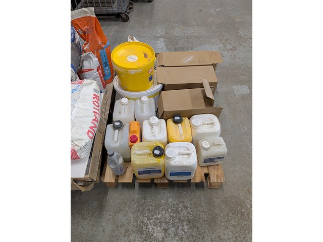 Assortiment bouwbenodigdheden - afbeelding 23 van  76