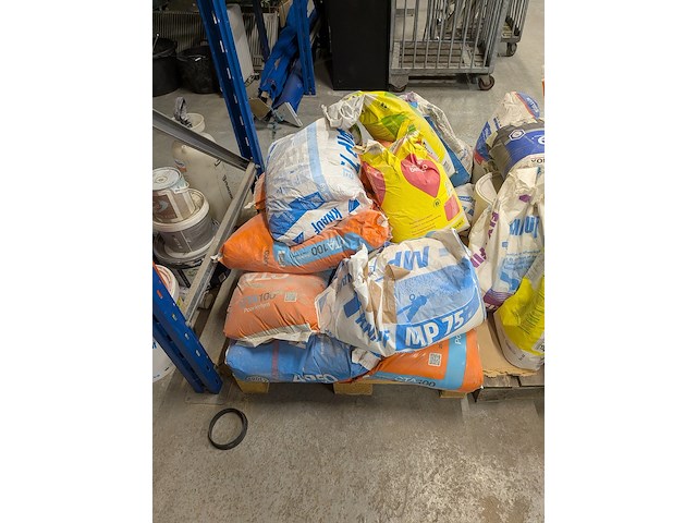 Assortiment bouwbenodigdheden - afbeelding 45 van  76