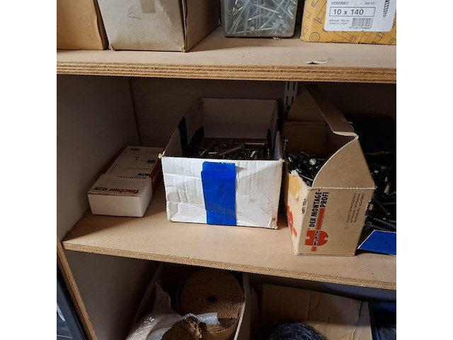 Assortiment bouwbenodigdheden - afbeelding 18 van  44