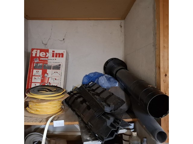 Assortiment bouwbenodigdheden - afbeelding 30 van  44