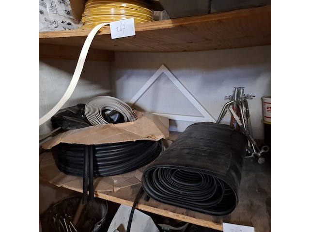 Assortiment bouwbenodigdheden - afbeelding 33 van  44