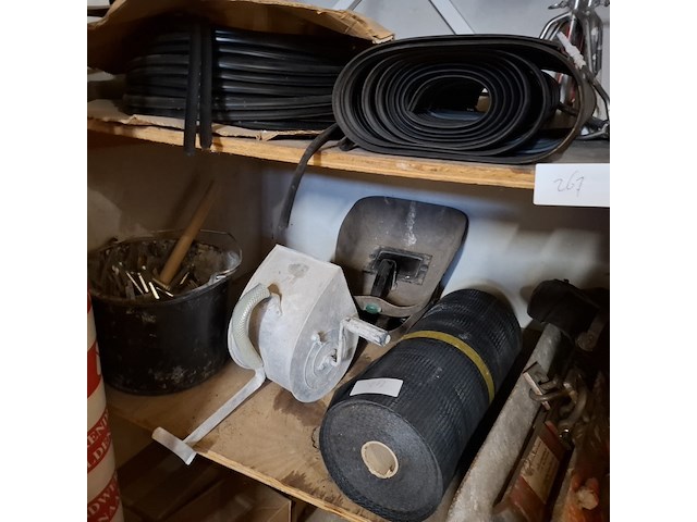 Assortiment bouwbenodigdheden - afbeelding 35 van  44