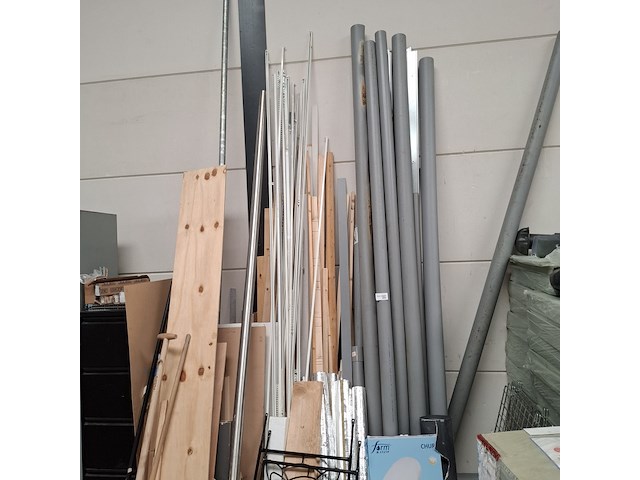 Assortiment bouwbenodigdheden - afbeelding 1 van  11